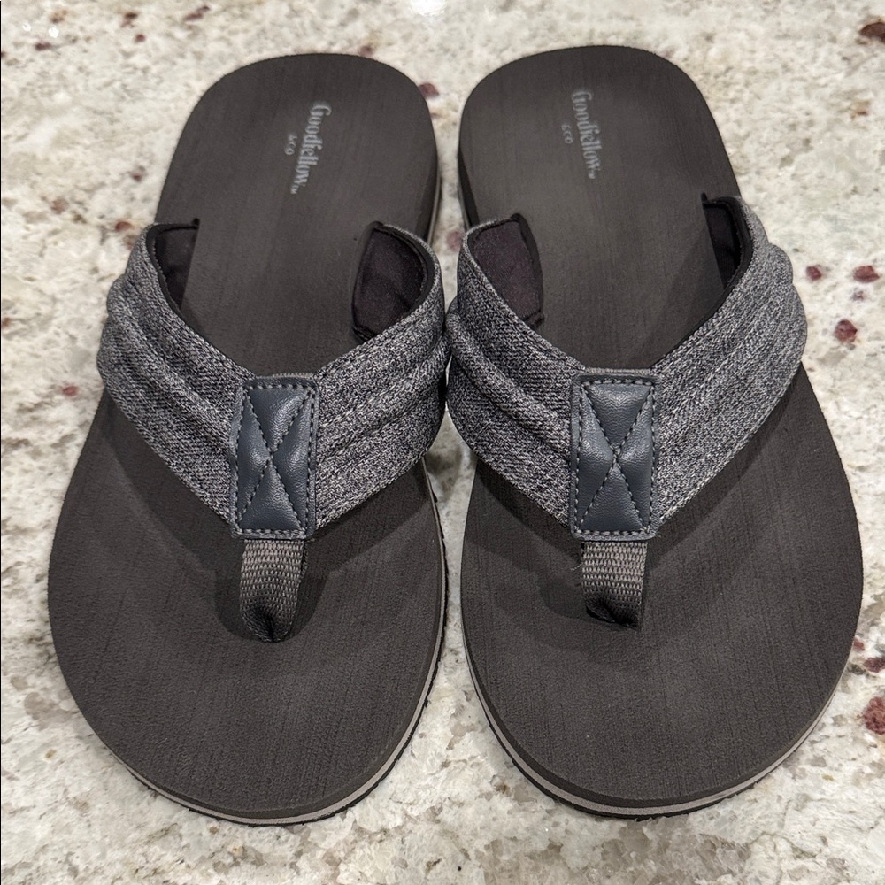 GOODFELLOW & CO IAN COMFORT Gray Flip Flops with Textured Straps. Size S (7/8)